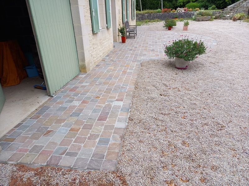 Réalisation d'une terrasse de 50 mètres carrés en pavé des Indes
